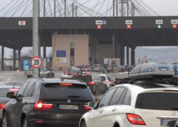 Tentoi të kalojë kufirin me pasaportë të një personi tjetër,  ndalohet nga policia