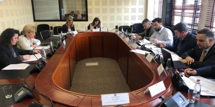 Miratohet projektligji që detyron deputetët të pezullojnë punën në fakultet