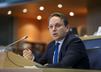 Komisioneri i BE-së për Zgjerim do të vizitojë Shqipërinë të enjten