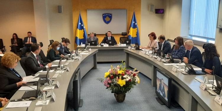 Kurti: Asnjëri nga anëtarët e kabinetit qeveritar nuk do përfitojë shtesat prej 100 euro