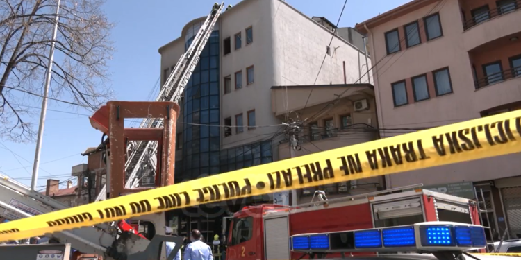 Një objekt në Prishtinë u kaplua nga zjarri, policia shpëtoi një fëmijë