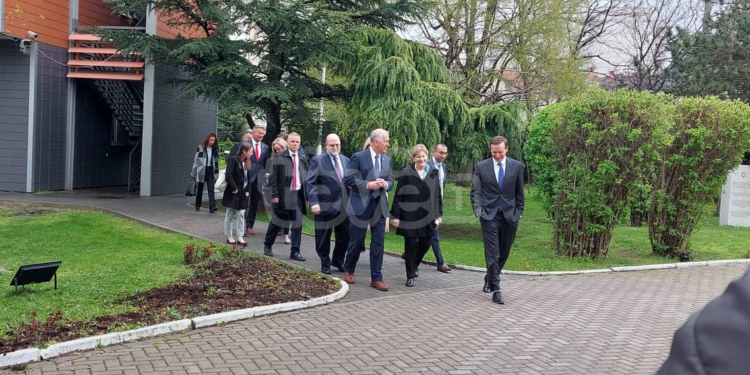 Dy kërkesat e senatorëve për Kosovën, sipas Avdiajt