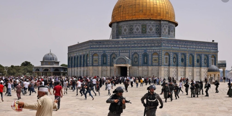 Përleshje midis policisë izraelite dhe palestinezëve në xhaminë Al-Aksa