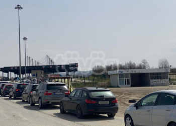 Kolona të gjata në Merdare, mërgimtarët kërkojnë të hapen më shumë korsi