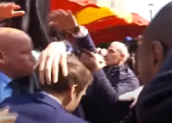 Presidenti francez goditet me domate gjatë vizitës në tregun e Parisit