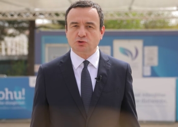 Kurti bën thirrje për vaksinim kundër COVID-19: Vetëm bashkë ia dalim