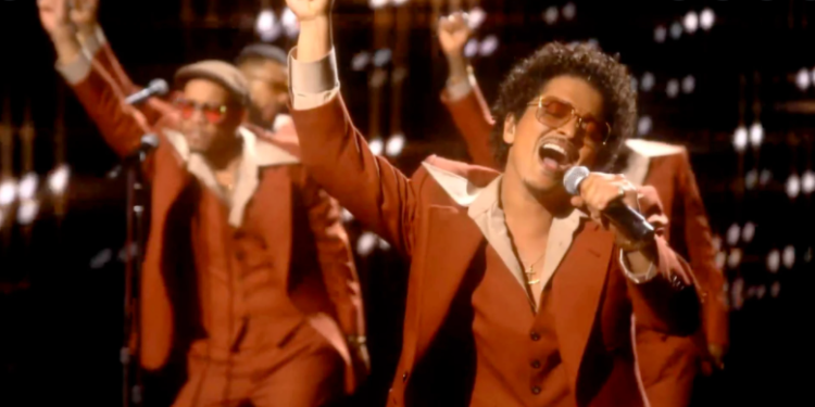 Çfarë bëri Bruno Mars në “Grammy” që u krahasua me shuplakën e Will Smith