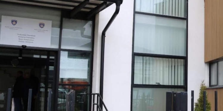 Kërkohet paraburgim për dy persona që dyshohen për tërheqjen e 95 mijë eurove në një bankë në Ferizaj