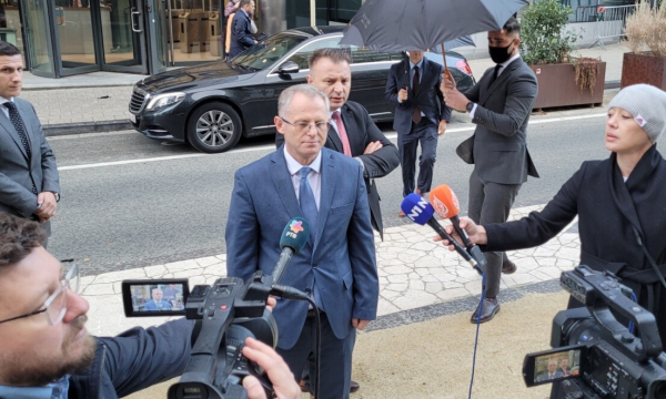 Bislimi thotë se s’ka marrëveshje për targat me Serbinë