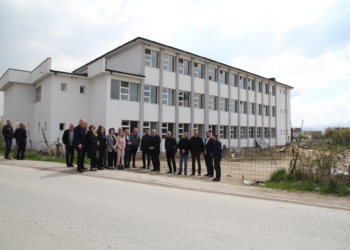 Shkon për inspektim të punës, Kryetari i Vitisë s’gjen askënd duke punuar në shkollën e Pozheranit