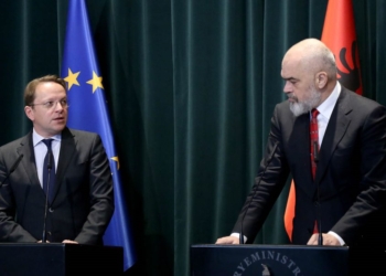 Varhelyi: Dialogu i domsdoshëm për Kosovën