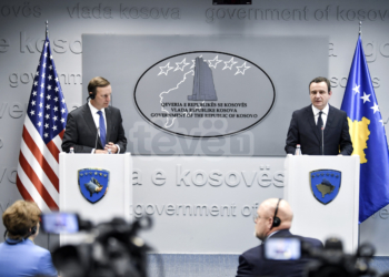 Senatori amerikan jep detaje nga vizita në Kosovë: Qeveria e Kurtit, kokëfortë në vazhdimin e bisedimeve