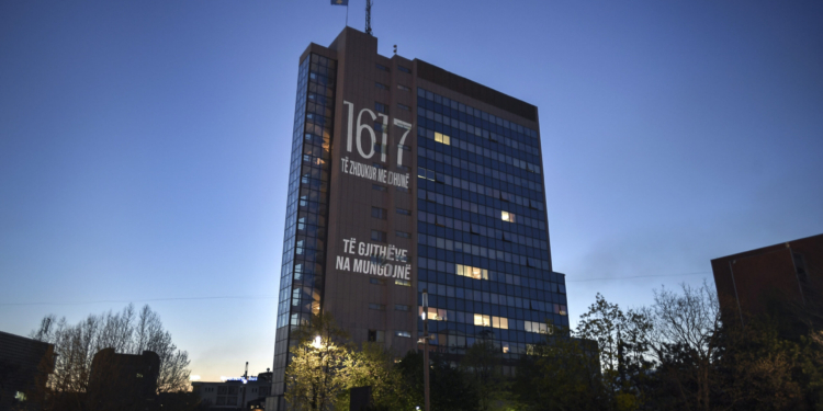 Në Ditën e të zhdukurve të Kosovës, ndriçohet ndërtesa e Qeverisë