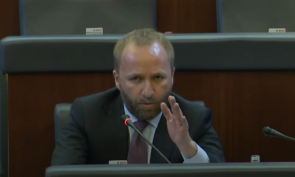 Abelard Tahiri shan deputetët e LVV-së