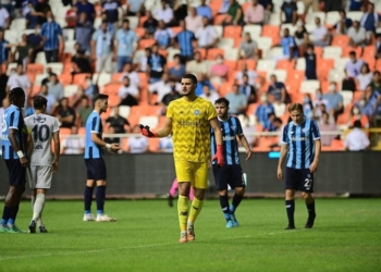 Bukuroshja turke në tribuna për Aro Muriçin