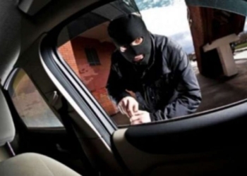 Prishtinë, thyejnë xhamin e veturës marrin para të gatshme