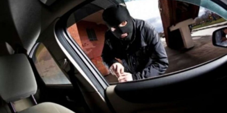 Prishtinë, thyejnë xhamin e veturës marrin para të gatshme