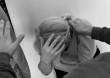 Prishtinë, djali kanos dhe sulmon nënë e tij