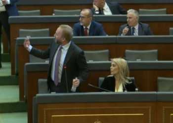 Abelard Tahiri shan deputetët e LVV-së