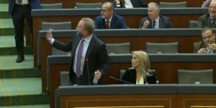 Abelard Tahiri shan deputetët e LVV-së