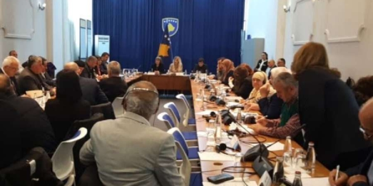 Familjarët e të pagjeturve largohen nga mbledhja, nuk e dëgjuan  Kandiqin