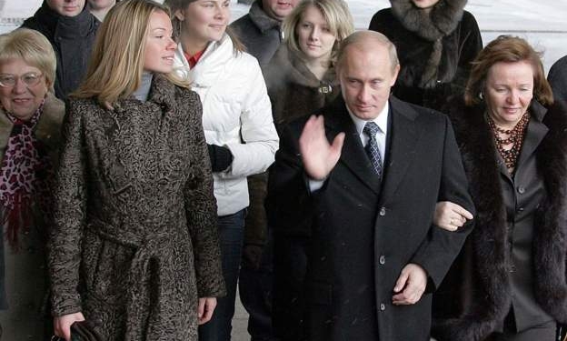 SHBA-ja mund të sanksionojë dy vajzat e Putinit