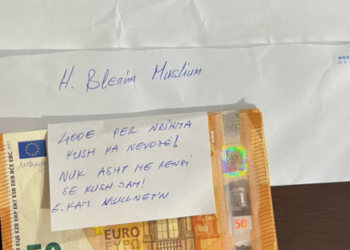 Hoxhës kosovar ia lë dikush një zarf me 500 euro te dera e shtëpisë, kjo ishte porosia
