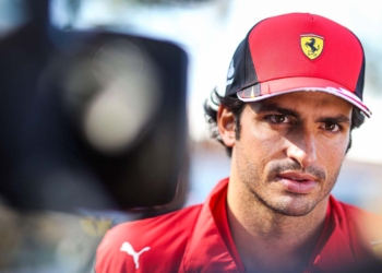 Sainz firmos kontratë të re me ‘kokëkuqën’