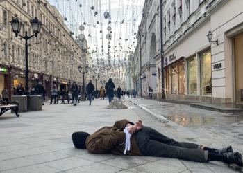 Protestuesi i Moskës lidh duart si viktimat e Bucha-s