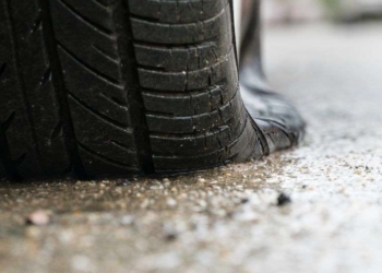 Kosovarit ia shpojnë gomat e veturës në Zubin Potok