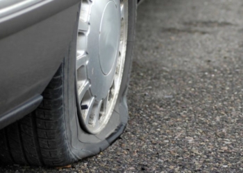 Persona të panjohur në Zubin Potok hedhin pjesë metalike të mprehta që t’iu shpohen gomat veturave