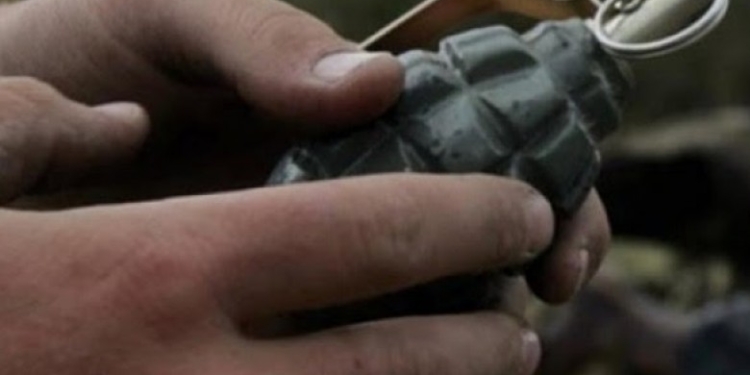 Gjendet një thes me 5 granata dore dhe 4 trombllona