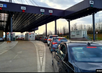 Vazhdon qarkullimi me letra ngjitëse