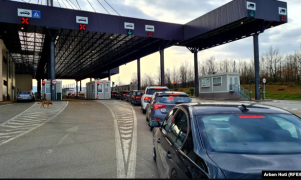 Vazhdon qarkullimi me letra ngjitëse