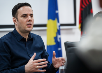 ​Abdixhiku takim me studentë: Demokracia vdes kur shkelja e Kushtetutës bëhet standard