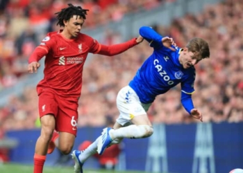 Liverpooli fiton derbin e qytetit, vazhdon presionin mbi Cityn