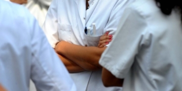 Nuk dihet saktë numri i mjekëve dhe infermierëve të punësuar gjatë pandemisë