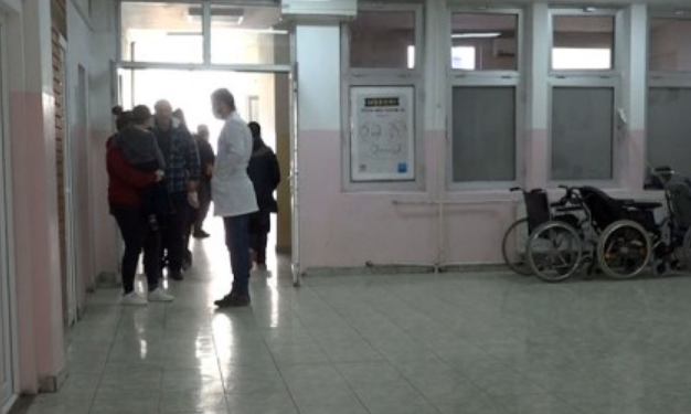 ​45 profesionistë shëndetësorë të QKMF Fushë Kosovë mbesin pa punë