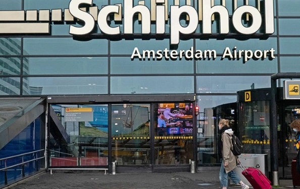 Për shkak të një greve në Amsterdam, u anuluan dhjetëra fluturime në aeroport