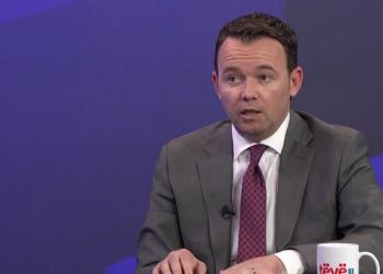 Peci për Berishajn: Ne nuk mund të krijojmë precedan që t’i shkarkojmë ambasadorët mbi bazën e një shkrimi në media