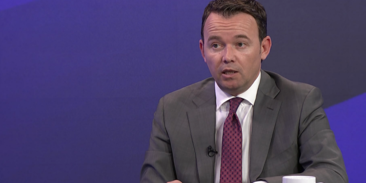 Peci për Berishajn: Ne nuk mund të krijojmë precedan që t’i shkarkojmë ambasadorët mbi bazën e një shkrimi në media