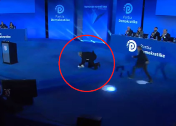 Sali Berisha rrëzohet në skenën e Kuvendit të PD-së