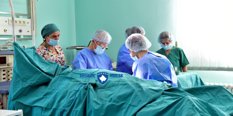 Mjekët riaftësojnë dorën pacientit, pas aksidentit që pësoi