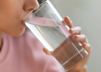 Sa gjatë mund të rezistojë njeriu pa pirë ujë