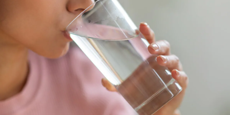 Sa gjatë mund të rezistojë njeriu pa pirë ujë