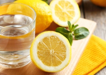 20 përfitimet në shëndet nga uji me limon