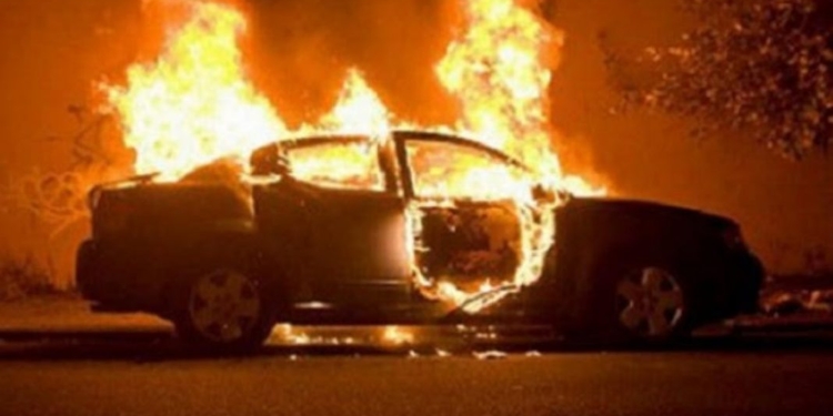 Ish i dashuri i djeg veturën në Prishtinë