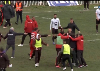 Pamje të rënda nga derbi i Superligës së Kosovës: Momenti kur tifozi i Gjilanit e sulmon Stivi Frashërin