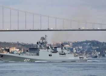 Edhe një tjetër anije ruse goditet nga raketat në Detin e Zi, përfshihet nga flakë të mëdha