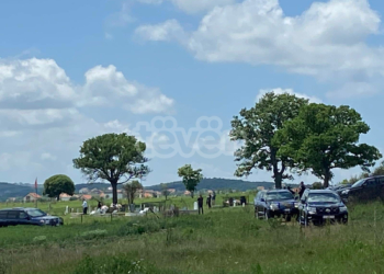 Hysni Gucati vjen në Kosovë, shkon tek varri i babait të tij